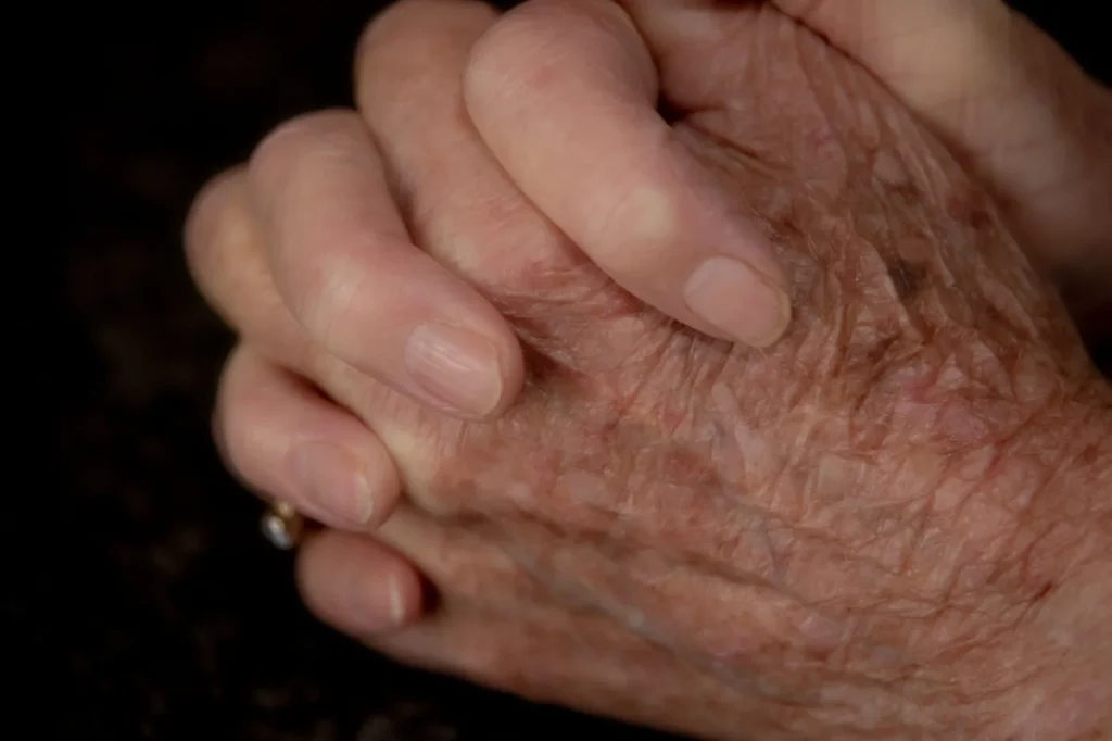 Detalhe de mãos de uma pessoa idosa