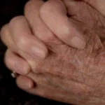 Detalhe de mãos de uma pessoa idosa